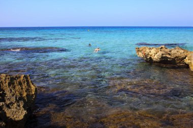 Son Bou, Menorca / İspanya - 22 Haziran 2016: Alaior, Menorca, Balear Adaları yakınlarındaki Son Bou plajında kayalar