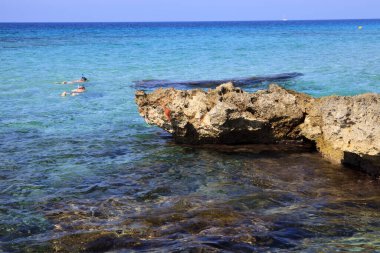 Son Bou, Menorca / İspanya - 22 Haziran 2016: Alaior, Menorca, Balear Adaları yakınlarındaki Son Bou plajında kayalar