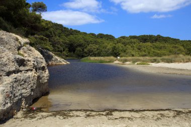 Cala Trebaluger, Menorca / İspanya - 22 Haziran 2016: Cala Trebaluger körfezi, Migjorn Gran, Menorca, Balear Adaları, İspanya