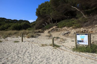 Cala Trebaluger, Menorca / İspanya - 22 Haziran 2016: Cala Trebaluger Körfezi, Migjorn Gran, Menorca, Balearic Adaları, İspanya
