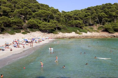Cala Trebaluger, Menorca / İspanya - 22 Haziran 2016: Cala Trebaluger plajı ve körfezi, Migjorn Gran, Menorca, Balearic Adaları, İspanya