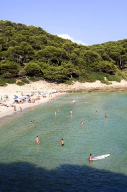 Cala Trebaluger, Menorca / İspanya - 22 Haziran 2016: Cala Trebaluger plajı ve körfezi, Migjorn Gran, Menorca, Balearic Adaları, İspanya