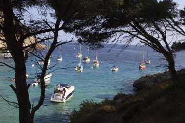 Cala Trebaluger, Menorca / İspanya - 22 Haziran 2016: Cala Trebaluger körfezi, Migjorn Gran, Menorca, Balear Adaları, İspanya