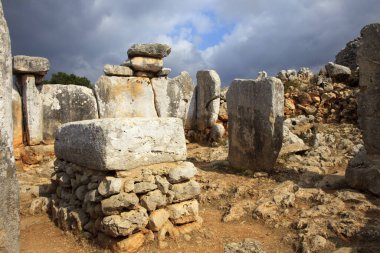 Torre d 'en Galms, Menorca / İspanya - 23 Haziran 2016: Torre d' en Galmes tarih öncesi yerleşim yeri işareti, Menorca, Balearic Adaları, İspanya