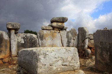 Torre d 'en Galms, Menorca / İspanya - 23 Haziran 2016: Torre d' en Galmes tarih öncesi yerleşim yeri işareti, Menorca, Balearic Adaları, İspanya
