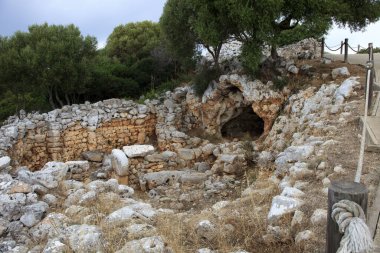 Torre d 'en Galms, Menorca / İspanya - 23 Haziran 2016: Torre d' en Galmes tarih öncesi yerleşim yeri işareti, Menorca, Balearic Adaları, İspanya