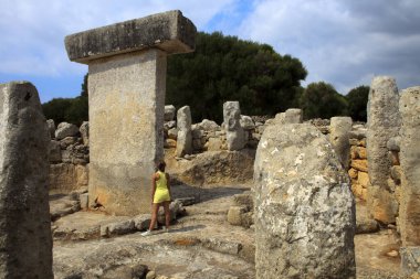 Salort sitesi, Menorca / İspanya - 23 Haziran 2016: Taula de Torralba d 'en Salort İspanya' nın Balear Adaları, Menorca kentinde tarih öncesi bölgede