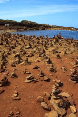 Cala Pregonda, Menorca / İspanya - 23 Haziran 2016: Cami des süvarilerinin taş heykel bahçesi, Cala Pregonda, Menorca, Balearic Adaları, İspanya