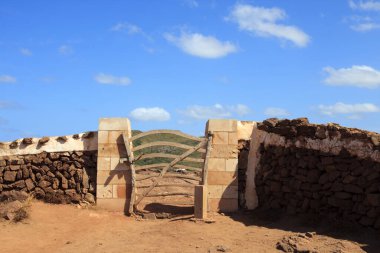 Cala Pregonda, Menorca / İspanya - 23 Haziran 2016: Cala Pregonda Biyosfer Bölgesi yakınlarında ahşap bir kapı, Menorca, Balearic Adaları, İspanya 