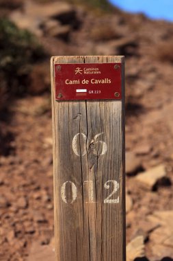 Cala Pregonda, Menorca / İspanya - 23 Haziran 2016: Cami de cavall tabelası, Menorca, Balearic Adaları, İspanya