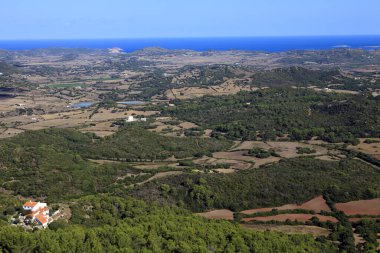 El Toro, Menorca / İspanya - 25 Haziran 2016: Toro Dağı 'nın zirvesinden panoramik manzara (El Toro), Es Mercadal, Menorca, Balear Adaları, İspanya
