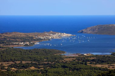 El Toro, Menorca / İspanya - 25 Haziran 2016: Toro Dağı 'nın zirvesinden panoramik manzara (El Toro), Es Mercadal, Menorca, Balear Adaları, İspanya