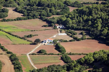 El Toro, Menorca / İspanya - 25 Haziran 2016: Toro Dağı 'nın zirvesinden panoramik manzara (El Toro), Es Mercadal, Menorca, Balear Adaları, İspanya