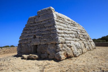 Ciutadela, Menorca / İspanya - 25 Haziran 2016: Naveta des Tudons Talaiot kültürü tarih öncesi defin alanı, Ciutadela, Menorca, Balearic Adaları, İspanya 