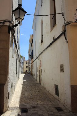 Ciutadela, Menorca / İspanya - 25 Haziran 2016: Ciutadela, Menorca, Balearic Adaları, İspanya 'daki tipik yol ve evlerin manzarası 