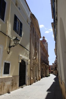 Ciutadela, Menorca / İspanya - 25 Haziran 2016: Ciutadela, Menorca, Balearic Adaları, İspanya 'daki tipik yol ve evlerin manzarası 