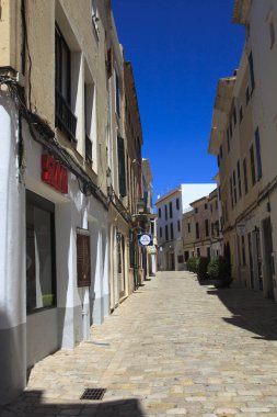 Ciutadela, Menorca / İspanya - 25 Haziran 2016: Ciutadela, Menorca, Balearic Adaları, İspanya 'daki tipik yol ve evlerin manzarası 