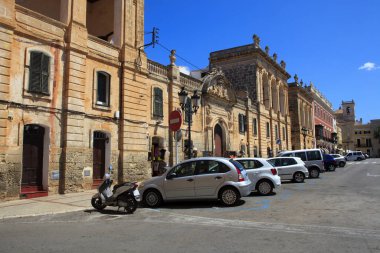 Ciutadela, Menorca / İspanya - 25 Haziran 2016: Ciutadela, Menorca, Balearic Adaları, İspanya 'daki tipik yol ve evlerin manzarası 