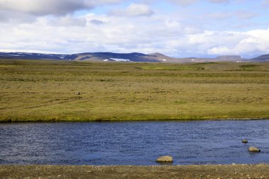 Kjolur / İzlanda - 25 Ağustos 2017: Kjolur Highland Yolu yakınında bir nehir, Avrupa