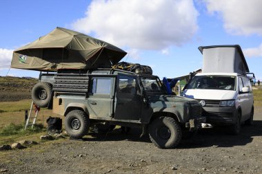 Kjolular / İzlanda - 25 Ağustos 2017: Kjolular Highland Yolu yakınında dört teker çekişli çadır, İzlanda, Avrupa