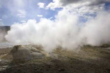 Hveravellir / İzlanda - 25 Ağustos 2017: Hveravellir yakınlarındaki Hveravellir 'de bulunan Fumarol ve sülfür bölgesi, İzlanda, Avrupa