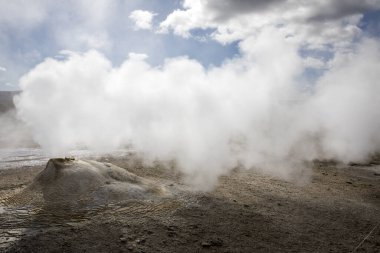Hveravellir / İzlanda - 25 Ağustos 2017: Hveravellir yakınlarındaki Hveravellir 'de bulunan Fumarol ve sülfür bölgesi, İzlanda, Avrupa