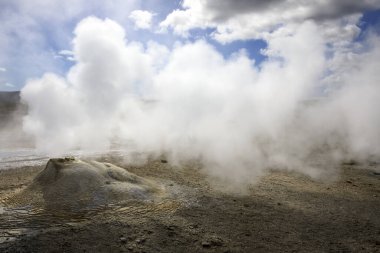 Hveravellir / İzlanda - 25 Ağustos 2017: Hveravellir yakınlarındaki Hveravellir 'de bulunan Fumarol ve sülfür bölgesi, İzlanda, Avrupa
