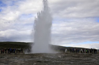 Geysir / İzlanda - 25 Ağustos 2017: Altın Çember yakınlarında Strokkur gayrimenşeli patlama