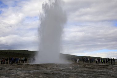Geysir / İzlanda - 25 Ağustos 2017: Altın Çember yakınlarında Strokkur gayrimenşeli patlama