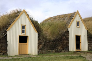 Akureyri - İzlanda - 26 Ağustos 2017: Laufas Halk Müzesi alanında tipik evler, İzlanda, Avrupa