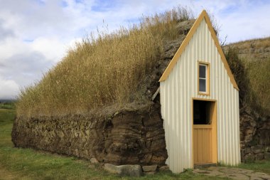 Akureyri - İzlanda - 26 Ağustos 2017: Laufas Halk Müzesi alanında tipik evler, İzlanda, Avrupa