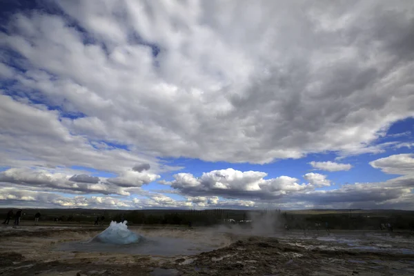 Geysir Islandia Sierpnia 2017 Erupcja Gejsir Strokkur Pobliżu Złotego Kręgu — Zdjęcie stockowe