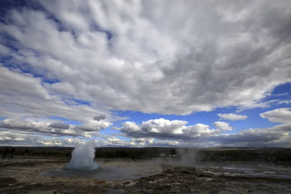 Geysir Islandia Sierpnia 2017 Erupcja Gejsir Strokkur Pobliżu Złotego Kręgu — Zdjęcie stockowe