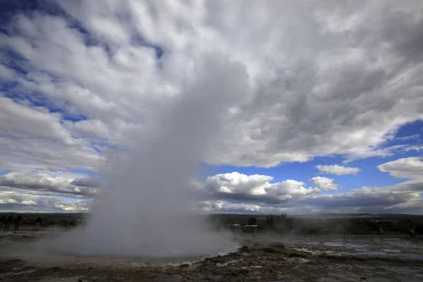 Geysir Islandia Sierpnia 2017 Erupcja Gejsir Strokkur Pobliżu Złotego Kręgu — Zdjęcie stockowe