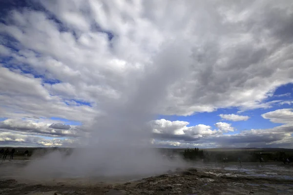 Geysir Islandia Sierpnia 2017 Erupcja Gejsir Strokkur Pobliżu Złotego Kręgu — Zdjęcie stockowe