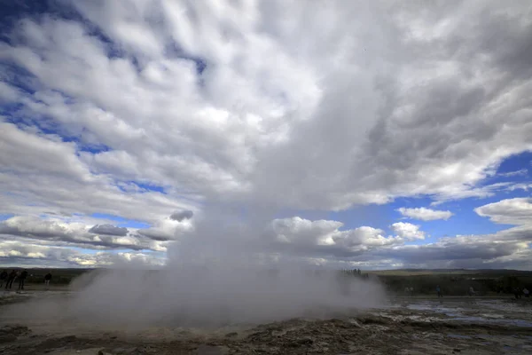 Geysir Islandia Sierpnia 2017 Erupcja Gejsir Strokkur Pobliżu Złotego Kręgu — Zdjęcie stockowe