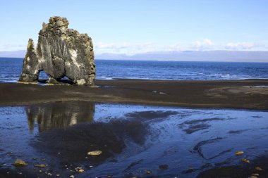 Vatnsnes / İzlanda - 27 Ağustos 2017: Vatnsnes yarımadasındaki Hvitserkur kayası, İzlanda, Avrupa