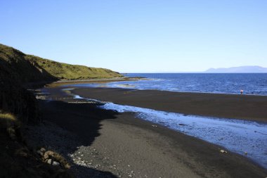 Vatnsnes / İzlanda - 27 Ağustos 2017: Vatnsnes yarımadasında bir volkanik plaj, İzlanda, Avrupa