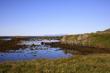 Vatnsnes / İzlanda - 27 Ağustos 2017: Vatnsnes yarımadasındaki sahil ve deniz, İzlanda, Avrupa