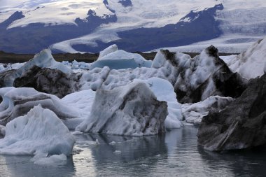 Jokulsarlon / İzlanda - 29 Ağustos 2017: Buzul Gölü, İzlanda, Avrupa 'daki buz oluşumları ve buzdağları