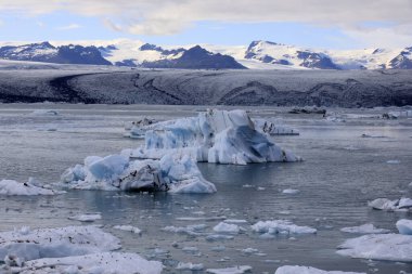 Jokulsarlon / İzlanda - 29 Ağustos 2017: Buzul Gölü, İzlanda, Avrupa 'daki buz oluşumları ve buzdağları