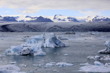 Jokulsarlon / İzlanda - 29 Ağustos 2017: Buzul Gölü, İzlanda, Avrupa 'daki buz oluşumları ve buzdağları