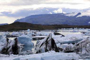 Jokulsarlon - İzlanda - 29 Ağustos 2017: Buzul Gölü, İzlanda, Avrupa 'da buz oluşumları ve buzdağları