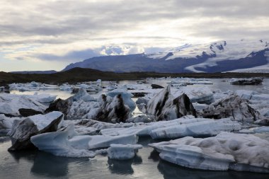 Jokulsarlon - İzlanda - 29 Ağustos 2017: Buzul Gölü, İzlanda, Avrupa 'da buz oluşumları ve buzdağları