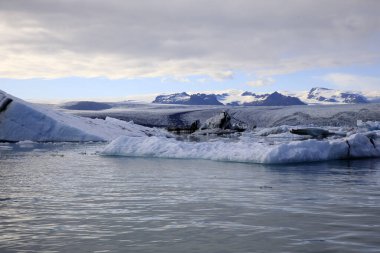 Jokulsarlon - İzlanda - 29 Ağustos 2017: Buzul Gölü, İzlanda, Avrupa 'da buz oluşumları ve buzdağları