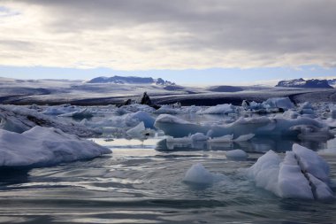 Jokulsarlon - İzlanda - 29 Ağustos 2017: Buzul Gölü, İzlanda, Avrupa 'da buz oluşumları ve buzdağları