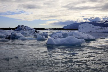 Jokulsarlon - İzlanda - 29 Ağustos 2017: Buzul Gölü, İzlanda, Avrupa 'da buz oluşumları ve buzdağları