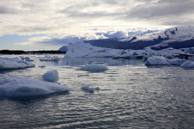 Jokulsarlon - İzlanda - 29 Ağustos 2017: Buzul Gölü, İzlanda, Avrupa 'da buz oluşumları ve buzdağları