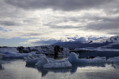 Jokulsarlon - İzlanda - 29 Ağustos 2017: Buzul Gölü, İzlanda, Avrupa 'da buz oluşumları ve buzdağları