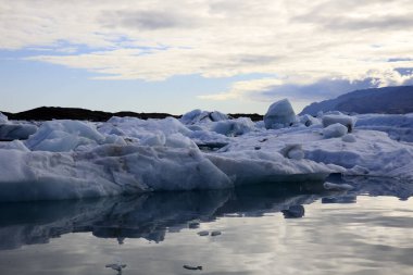 Jokulsarlon - İzlanda - 29 Ağustos 2017: Buzul Gölü, İzlanda, Avrupa 'da buz oluşumları ve buzdağları